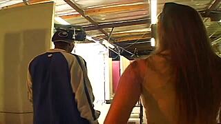 Göğüsleri Büyük Üvey Annen Irklararası Köpek Pozisyonunu Sever