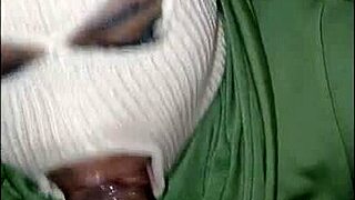 Super sjusket deep throat blowjob fra maskeret pige med monster pik håndjob røv slug cum facial