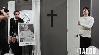 สาวสลัดมีรอยสักรูบี้แช่ด้วยน้ำเงี่ยนจากเจย์เดนระหว่างแสดงความเสียใจ