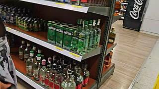 Hotwife Venezuelana Mostra il Culo al Supermercato