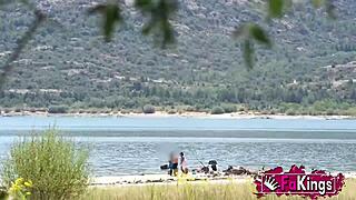 Cougar Natali Quinn jaagt op openbaar neuken bij het meer