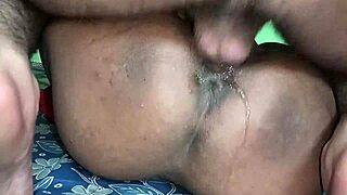 Moden mann nyter hard knulling med moden hushjelp, får henne til å squirte saftig