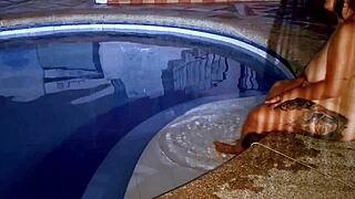 Sora Vitregă Se Distrează cu Activități în Aer Liber cu Fratele Vitreg la Piscina Publică în Vacanță