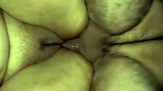 É tão bom comer a buceta apertada da minha madrasta de quatro