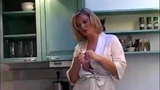 Blondýnka norská zralá kouří a šuká v horkém POV