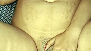 Индийски бхабхи мокра пичка блъскана от твърд дилдо