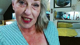 ¡Oye nena, mira cómo me pavoneo en bragas rosas lindas antes de tocarme hasta el clímax!