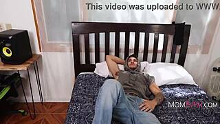 Korak za korakom globoke lekcije s mačeho Jesse Pony. MILF pokaže akcijo z ogromnim kurcem na Mombam.