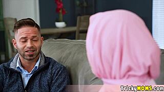 MILF Hijab Besar Malu Nak Kongkek Tapi Mickey Bawa Dia Ke Fun Cepat