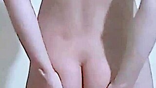 Jovem indiana 18+ faz sexo romântico no chão com namorada universitária desi, terminando em gozada quente