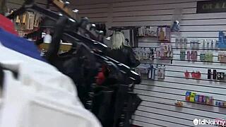 Krivuljaste bujne mame testirajo vsako igračko v trgovini OldNanny!