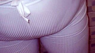 Přítelova máma mě přistihne! Vysaje mě!