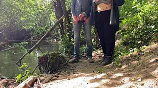 ¡Recibí una paja increíble de mi suegra madura!