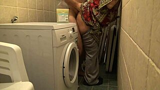 WOW! Moglie cornuta riceve sesso rude in cantina mentre il marito è via!