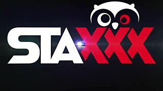 Естествено гърдеста брюнетка милф жадува сперма по лицето си