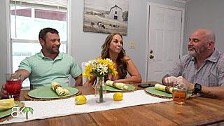 Nevlastní máma svádí nevlastního syna s velkým ptákem, zatímco nevlastní táta zmešká hovor v práci