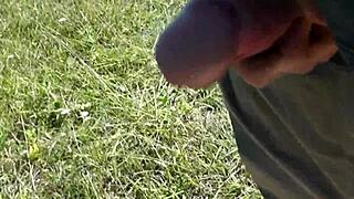 Heilige Kuh! Perverser Spanner sieht sexy Blondine nackt am wilden Strand. Er wichst und kommt in der Öffentlichkeit!