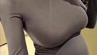 Mlečna mačeha liže bradavice s strastjo