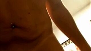 丰满变性人撸她的鸡巴直到射精到处都是