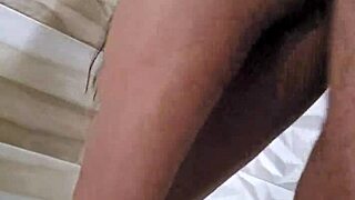 स्टेपमॉम और स्टेपसन स्टेपडैड के दूर जाने पर बांग करते हैं।