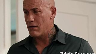 Enteado indiano se junta a Lauren Phillips e Derrick Pierce no tabu.