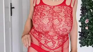 बस्टी ग्रैनी मारिया ओल्ड ओवरऑल्स में बाल वाली चूत का क्लोज-अप दिखाती है