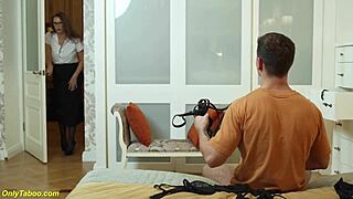 Estoy shockeado por los movimientos sexys de mi madrastra tetona.