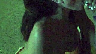 Randi Wright ขี่แรงและ deepthroat ในถุงน่องบนรถกระบะ