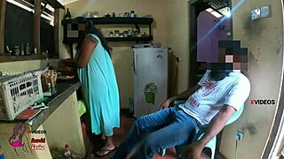 Απατηλή καμπύλη γυναίκα γαμάει τον λογαριασμό του φωτός σε πλήρη ταινία