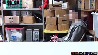 Ženska MILF čuvarica u šoping centru ucenjuje mladog 18+ momka u vreli seks u kancelariji sa ogromnim kurcem.