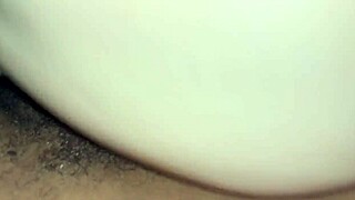 繼父和繼女躲著繼母偷情，每晚偷偷熱辣做愛