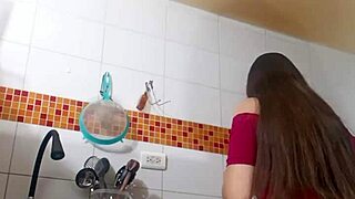 कोलोम्बियाना लैटिना आंटी स्टीपसन के लिए टाइट लेगिंग्स में मस्तरबेट करती