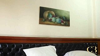 สาวตัวเล็กโดนควยใหญ่ข่มในรถบ้านยักษ์