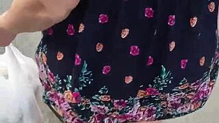 Hey, κλέβω και σηκώνω τη φούστα μιας γυναίκας στον δρόμο