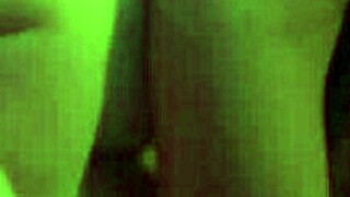 אני נותן קונילינגוס למילף שלי בתחתונים והיא גומרת חזק