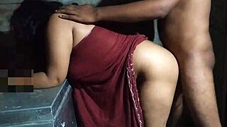 Scopata quotidiana veloce con casalinga asiatica in doggy duro e cazzo gigante.