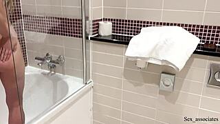 सौतेली माँ और बेटा होटल बेड शेयर करते हैं टैबू राइडिंग एक्शन के लिए