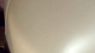 Nie mogę uwierzyć, że ten 50-letni facet nadal kocha swoją zaufaną lalkę erotyczną.