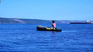 Hej, har du någonsin provat att knulla på en båt i Volga-floden?