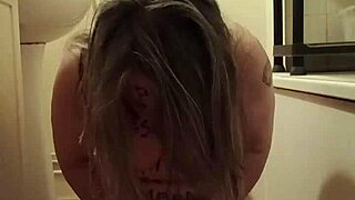 Se sentir attachée comme esclave avec vêtements déchirés en session uro solo