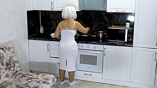 Quand je baise ma belle-mère dans le cul, elle oublie le petit-déjeuner