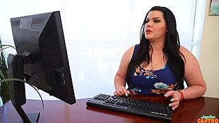 Angelina Castro κυριαρχεί στην Maggie Green με τεράστιο strap-on