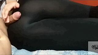 صديقتي تبقى طوال الليل في بيتي بجينز رائع ملتصق بمؤخرتها أخيراً تتركني أسجلها