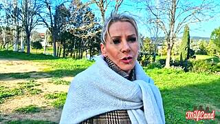 Victoria Cougar Dalle Tette Grandi Esplora Fantasie Selvagge in Lingerie Parte 1