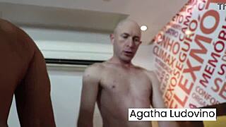 Mama mea vitregă m-a dat cadou prietenilor ei de la bar să mă folosească cum vor