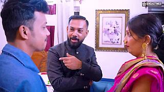 Marido Compartilha Esposa Asiática Inocente em Ménage com Amigo