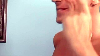 Kurvi MILF äiti saa nussua sängyllä ja kasvoille