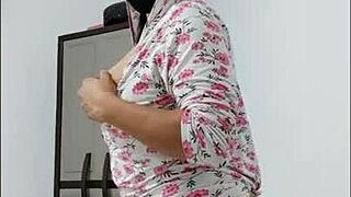 MILF'in Güzel Kıcı Dans Ederken Sallanıyor, Büyük Uçlar Gösteriliyor