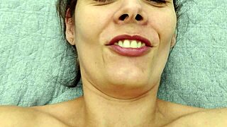 Замужняя красотка срывает презерватив для сырого траха и кончает внутрь