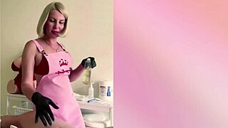 Русская блондинка взрывает его умелыми руками